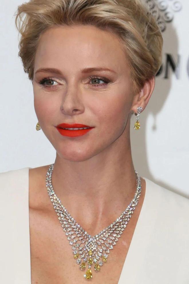 澳门新葡京在线网站夏琳王妃14年后再戴婚礼王冠竟有新寓意！